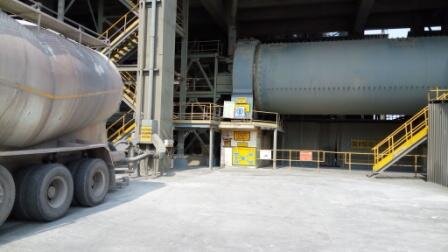 Fly ash feeding at ball mill.jpg